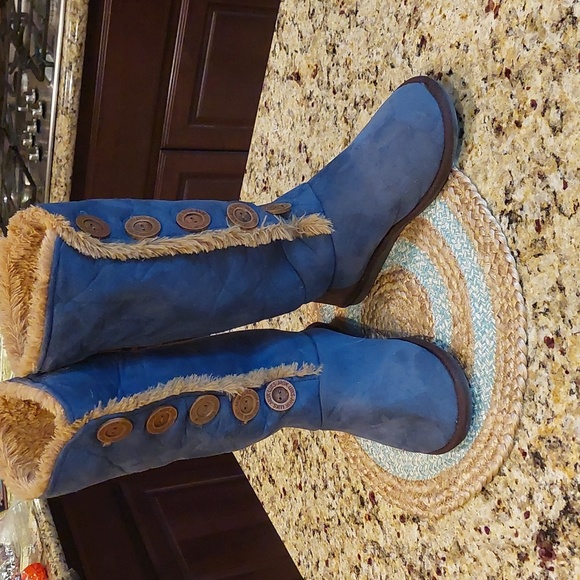 Size 10 suede boots, no wear on toes or anywhere on both boots - Picture 2 of 9